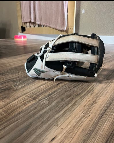 Easton Ghost RH Softball Glove 11" (Used)