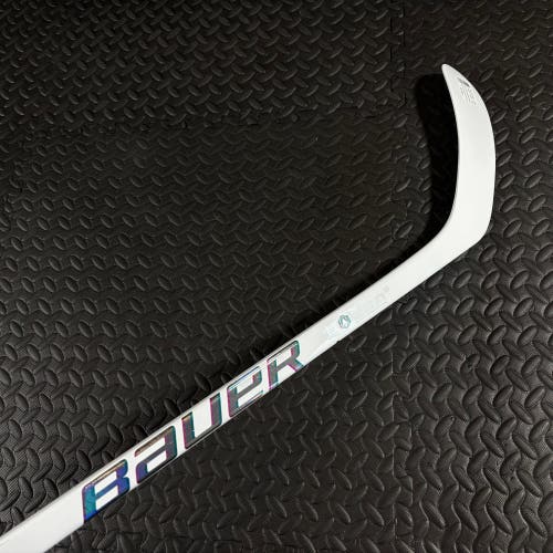 Senior Bauer Proto2 Right Handed Hockey Stick P28 77 Flex (New) - White