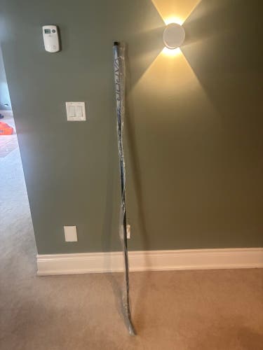 Senior Bauer Vapor Flylite Right Handed Hockey Stick P28 77 Flex (New)