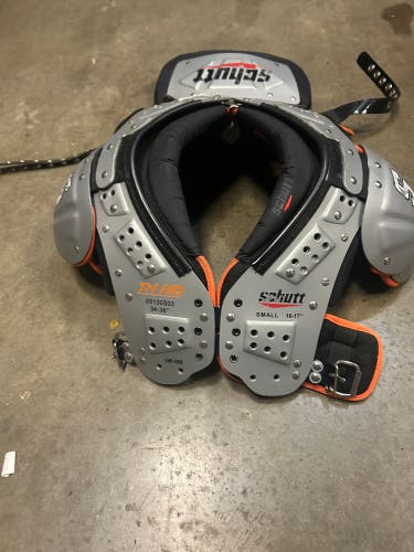 Small Adult Schutt Varsity Flex 2.0 Shoulder Pads (Used)
