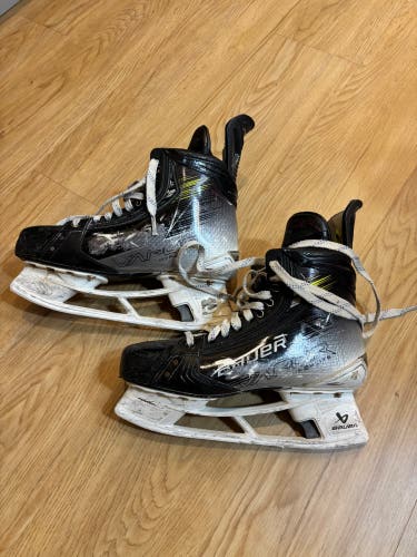 Black/Gray  Bauer Vapor Hyperlite 2 Hockey Skates Regular Width 9.5 (Used)
