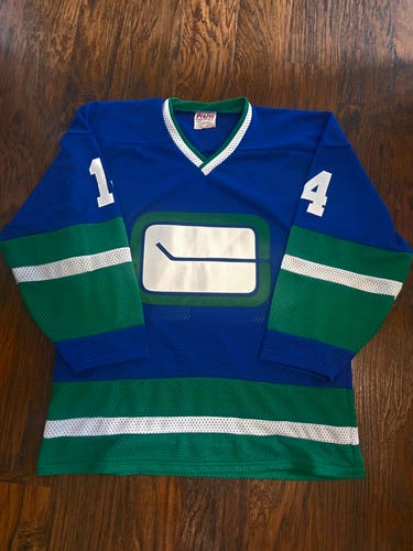 Vintage Vancouver Canucks Jersey  - Size Medium/Large - Like New