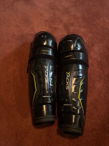 Senior CCM Tacks 6052 17" Shin Pads (Used)