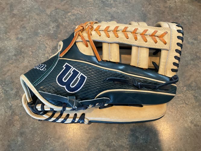 Outfield RH Wilson A2000 JR44 Baseball Glove 12.75" (Used)