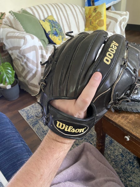 Pitcher's RH Wilson A2000 Baseball Glove 11.75" (Used)