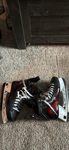 2025 CCM JetSpeed FT8 Pro Hockey Skates Regular Width 9 (Used)
