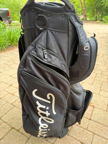 Unisex Titleist Hybrid 14 Bag (Used)