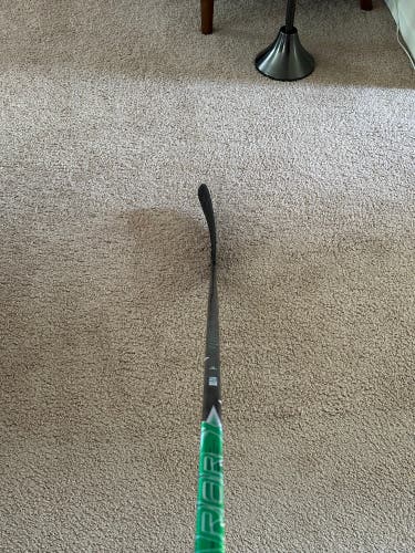 Intermediate Bauer Vapor Flylite Right Handed Hockey Stick P14 77 Flex (New)