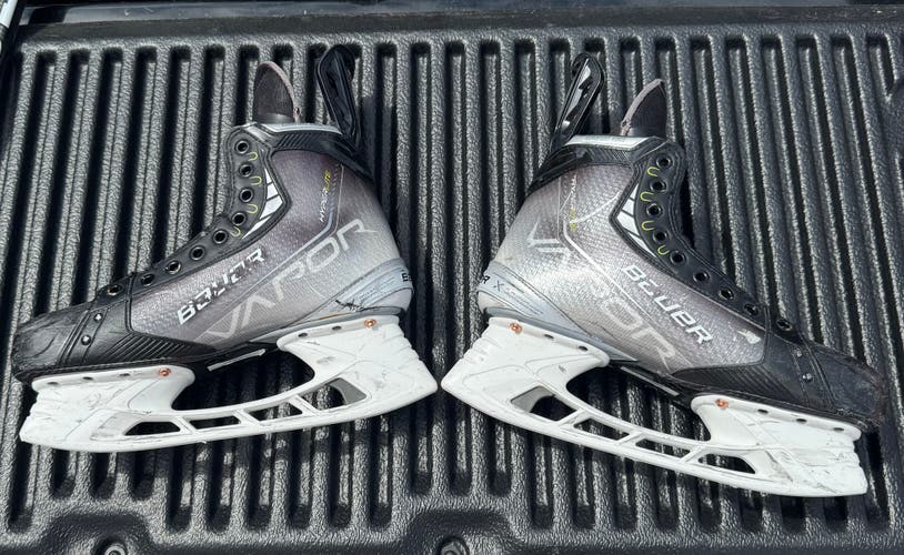 2021 Bauer Vapor Hyperlite Hockey Skates Regular Width Pro Stock 9.5 (Used)
