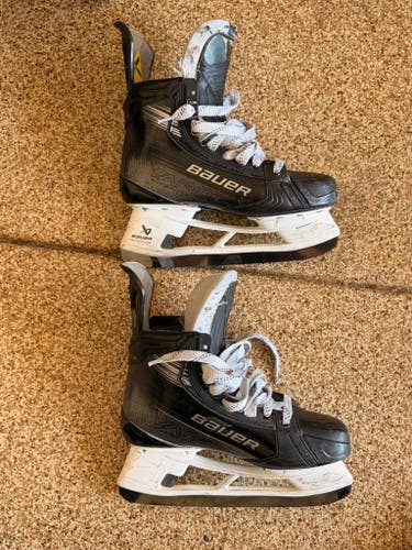 Bauer Vapor Hyperlite 2 Hockey Skates – Split Size 11(L) / 11.5 (R)– Used