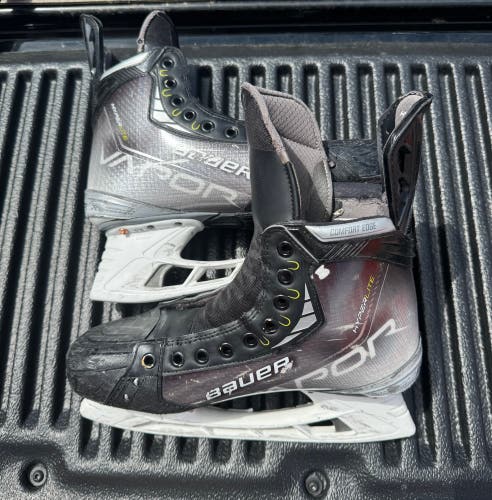 2021 Bauer Vapor Hyperlite Hockey Skates Regular Width Pro Stock 9.5 (Used)
