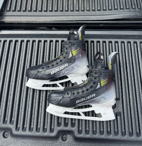 2023 Bauer Vapor Hyperlite 2 Hockey Skates Regular Width Pro Stock 9.5 (Used)