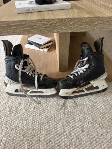 2023 Bauer Vapor Hyperlite 2 Hockey Skates Regular Width 9.5 (Used)