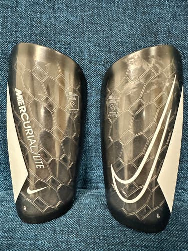 Unisex Small Nike Mercurial lite Shin Guards (Used)