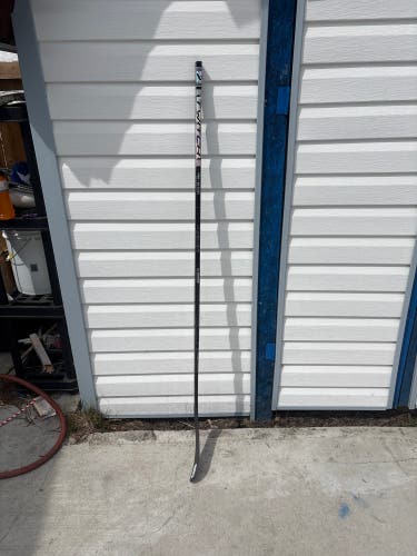 Intermediate Bauer Twitch Right Handed Hockey Stick P28 65 Flex (New)