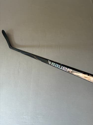 New 77 Flex P92 Senior Bauer Vapor League (Flylite dress) Right Hand Pro Stock Hockey Stick - Black