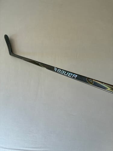 New 77 Flex P28M Senior Bauer Vapor League (Flylite dress) Right Hand Pro Stock Hockey Stick - Black