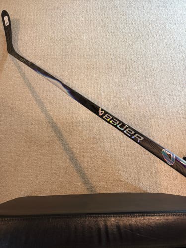 Senior Bauer Vapor Flylite Right Handed Hockey Stick P28 77 Flex (New)