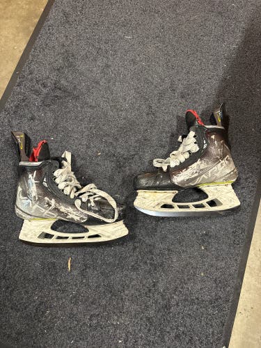 2021 Bauer Vapor Hyperlite Hockey Skates Regular Width 9 (Used)