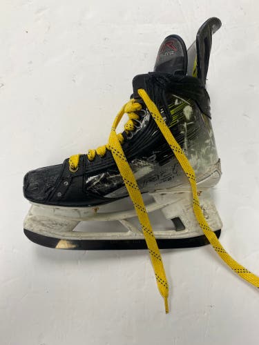 Black 2023 Bauer Vapor Hyperlite 2 Hockey Skates 6 (Used)