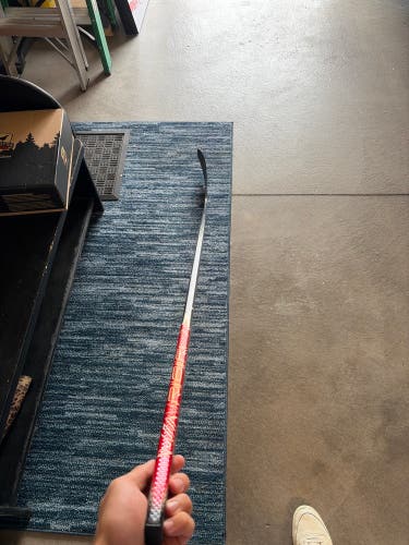 Senior Bauer Vapor Hyperlite 2 Right Handed Hockey Stick P28M 82 Flex (New)