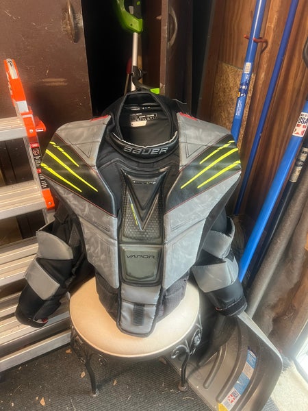 Large Bauer Hyperlite Goalie Chest Protector (Used)