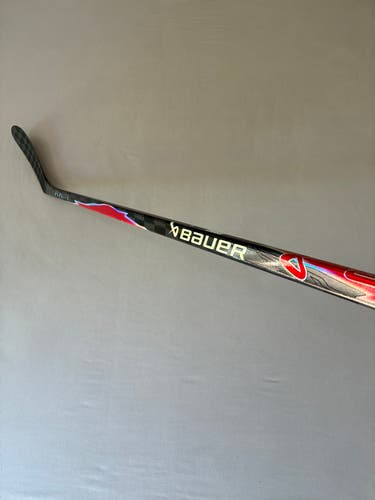 New 70 Flex P28 Senior Bauer Flylite (Flylite dress) Right Hand Pro Stock Hockey Stick - Red