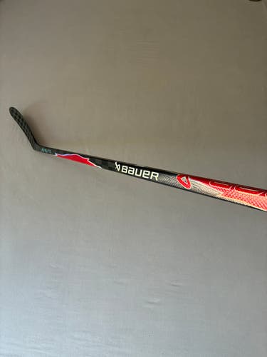 New 70 Flex P28M Senior Bauer Flylite Right Hand Pro Stock Hockey Stick - Red