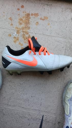 White Men's Nike Ctr360 Maestri iii Cleats (Used)