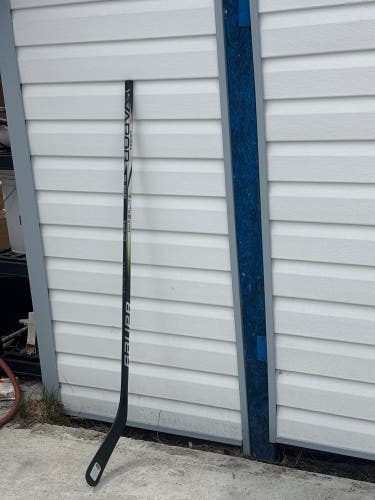 Youth Bauer Vapor Hyperlite 2 Right Handed Hockey Stick 20 Flex (New)
