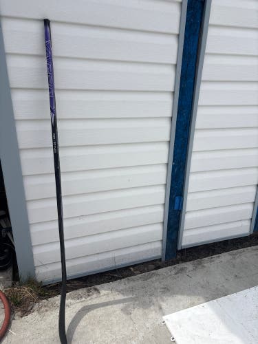 Youth Bauer Vapor Flylite Right Handed Hockey Stick P28 20 Flex (New)