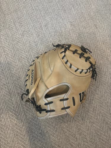 Wilson A2000 RH Catcher's Baseball Glove 33" (Used)