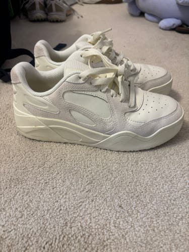 White/cream Unisex Size M 7.0/W 8.5 Adult Under Armour Shoes (New)