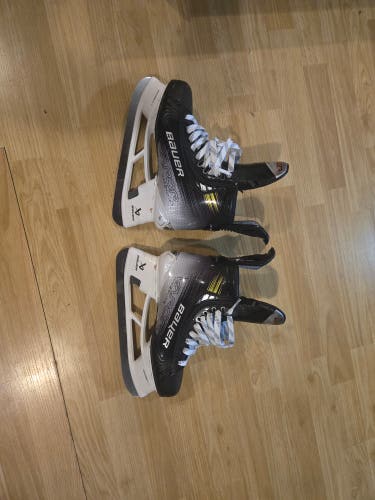 Bauer Vapor Hyperlite 2 Hockey Skates 7.5 (Used)