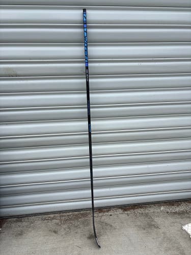 Intermediate Bauer Twitch Right Handed Hockey Stick P28 65 Flex (New)