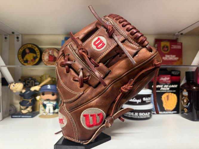 Wilson A2000 1787 11.75” RHT New Laces