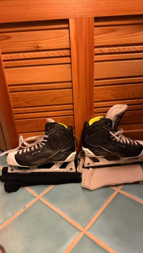 2018 CCM Tacks 9080 Hockey Goalie Skates Regular Width 8 (Used)