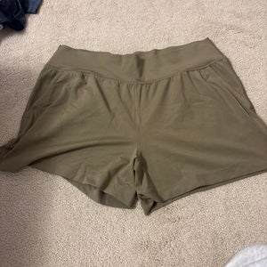 Notre Dame Green Large Women's Under Armour Shorts (New)