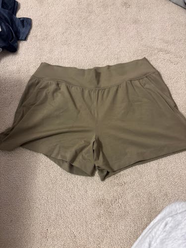 Notre Dame Green Large Women's Under Armour Shorts (New)