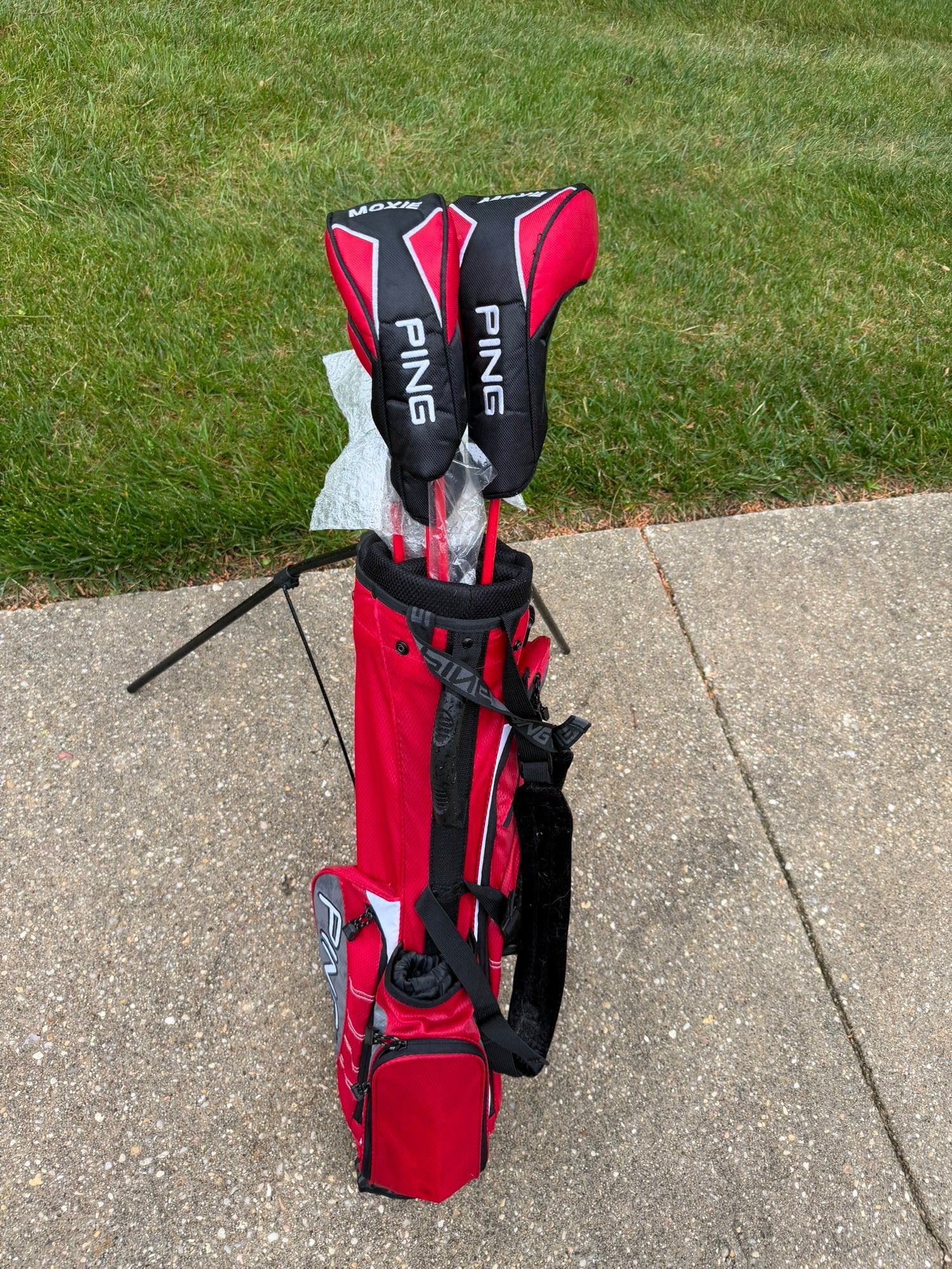 PING MOXIE G 8-9 YEAR OLD COMPLETE GOLF CLUB SET | SidelineSwap