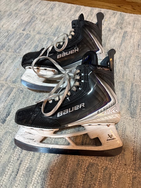 2025 Bauer Vapor Flylite Hockey Skates Regular Width Size 5.5 (Used)