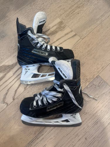 Black 2016 Bauer Nexus 7000 Hockey Skates Regular Width Size 1.5 (Used)