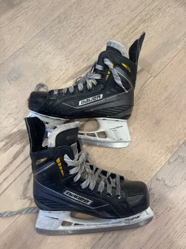 Black 2015 Bauer Supreme 150 Hockey Skates Regular Width Size 4 (Used)