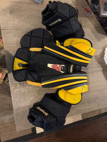 Medium Reebok P4 Goalie Chest Protector (Used)