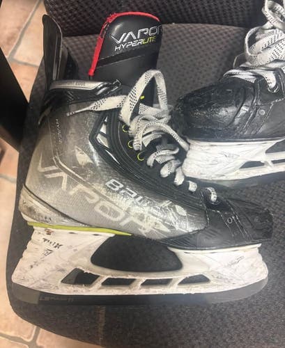 Bauer Vapor Hyperlite Hockey Skates Size 6.5 (Used)