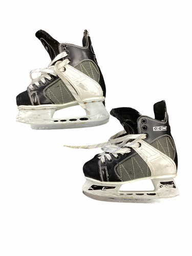 Used CCM INTRUDER 55 Junior Hockey Skate Junior 03 11613-S000182361