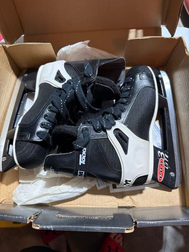 CCM Tacks Hockey Skates Regular Width Size 4.5 (New)