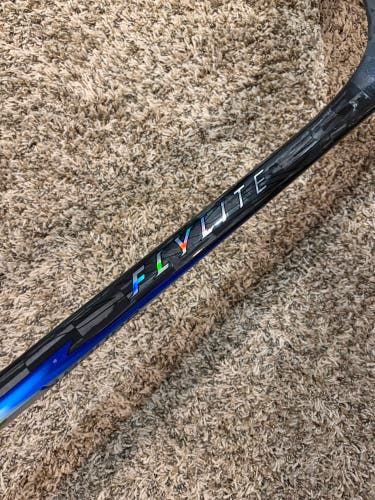 Senior Bauer Vapor Flylite Right Handed SR Hockey Stick P28 70 Flex (New)