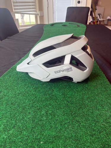 Cycling/ Bike Helmets lm:  Men's Medium Bike Helmet Road Bike (Used)