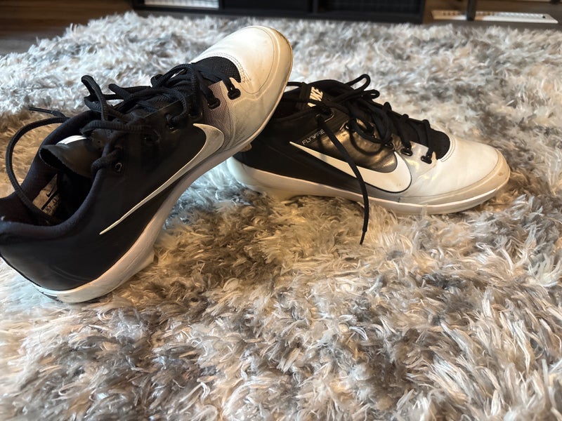 Men's Size M 10.5 (W 11.5) Adult Nike Low Top Metal (New)